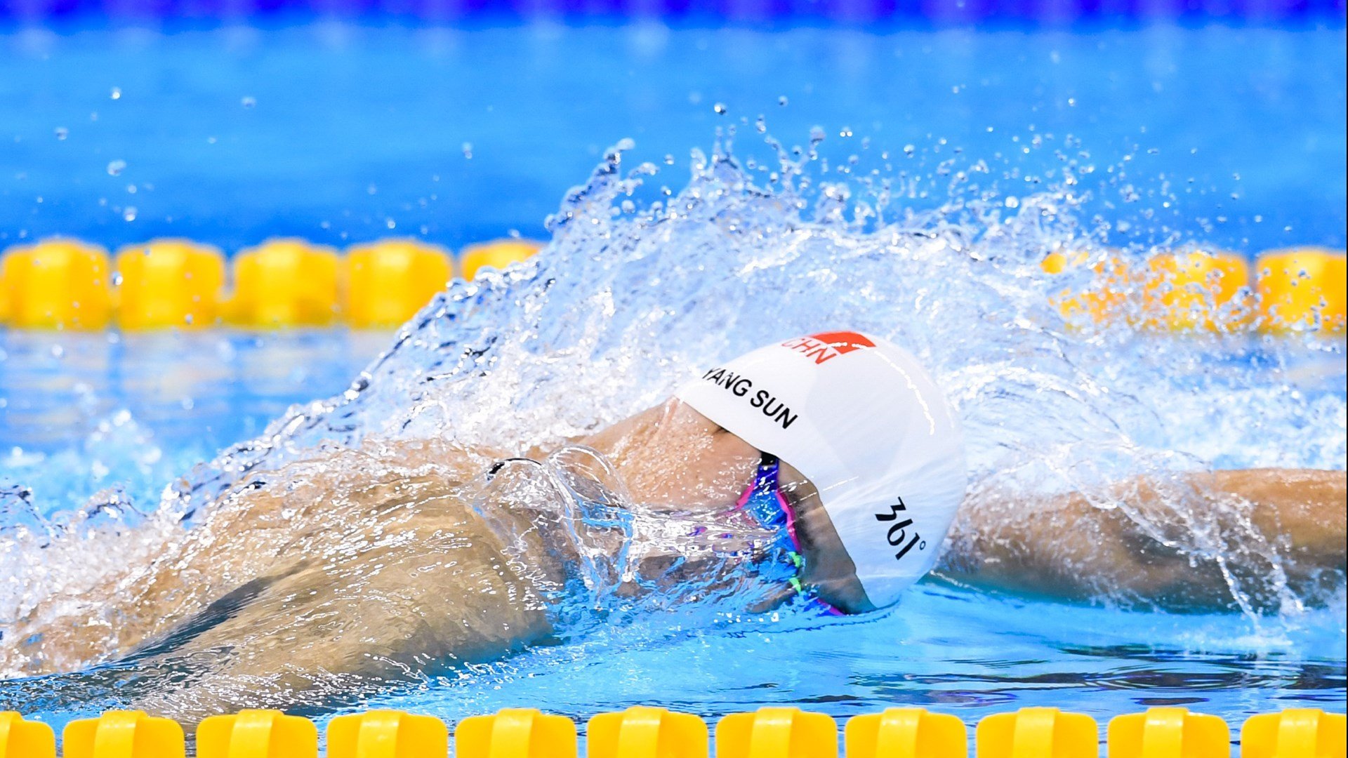 《虚拟偶像崛起，电竞比赛明星化全面铺开》，虚拟偶像界大名鼎鼎的人物叫什么