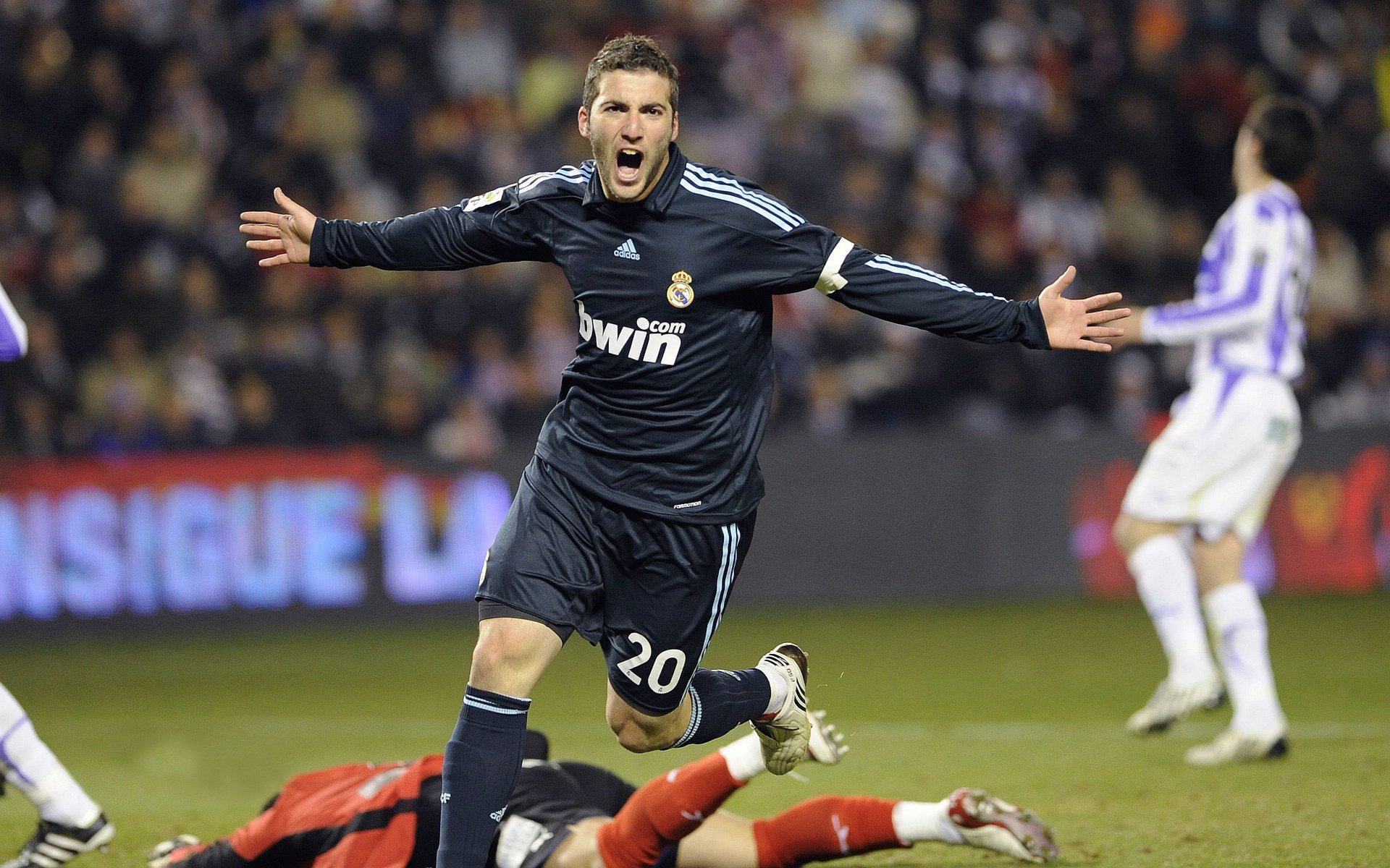 史诗级比赛回顾：那些经典瞬间永远难忘，回顾比赛精彩瞬间