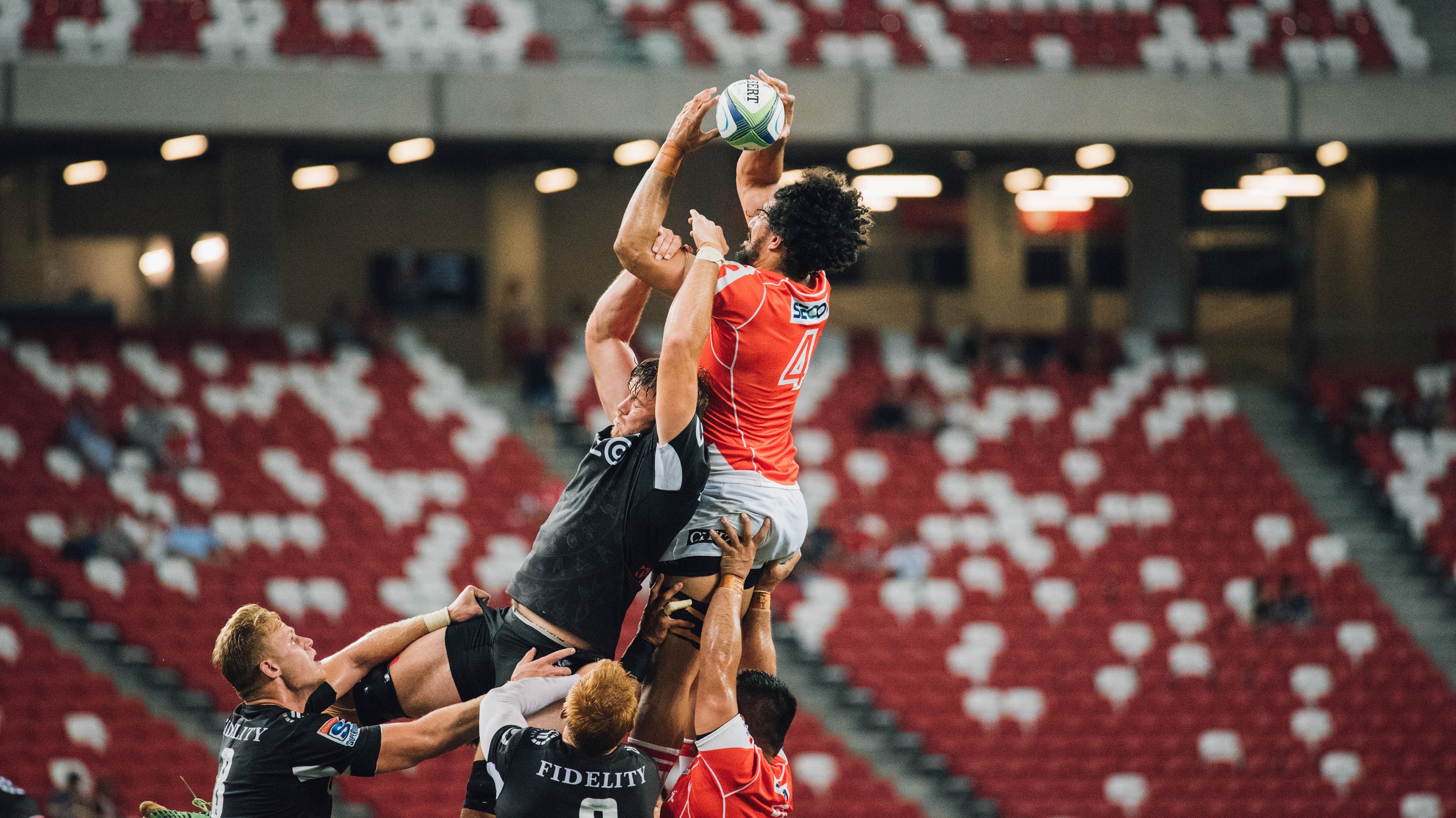 特色篮球赛事助力城市夜经济，带动夜间消费热潮，篮球场夜景